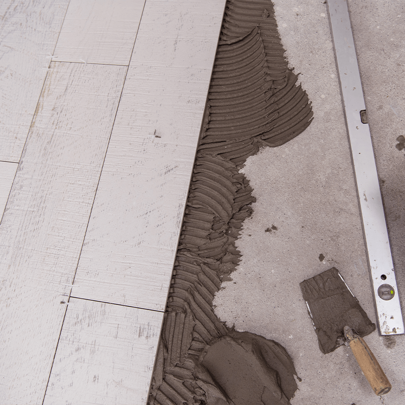 Pisos, revestimentos e demolições controladas